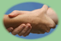 Unterstützung: Hände halten sich gegenseitig am Unterarm